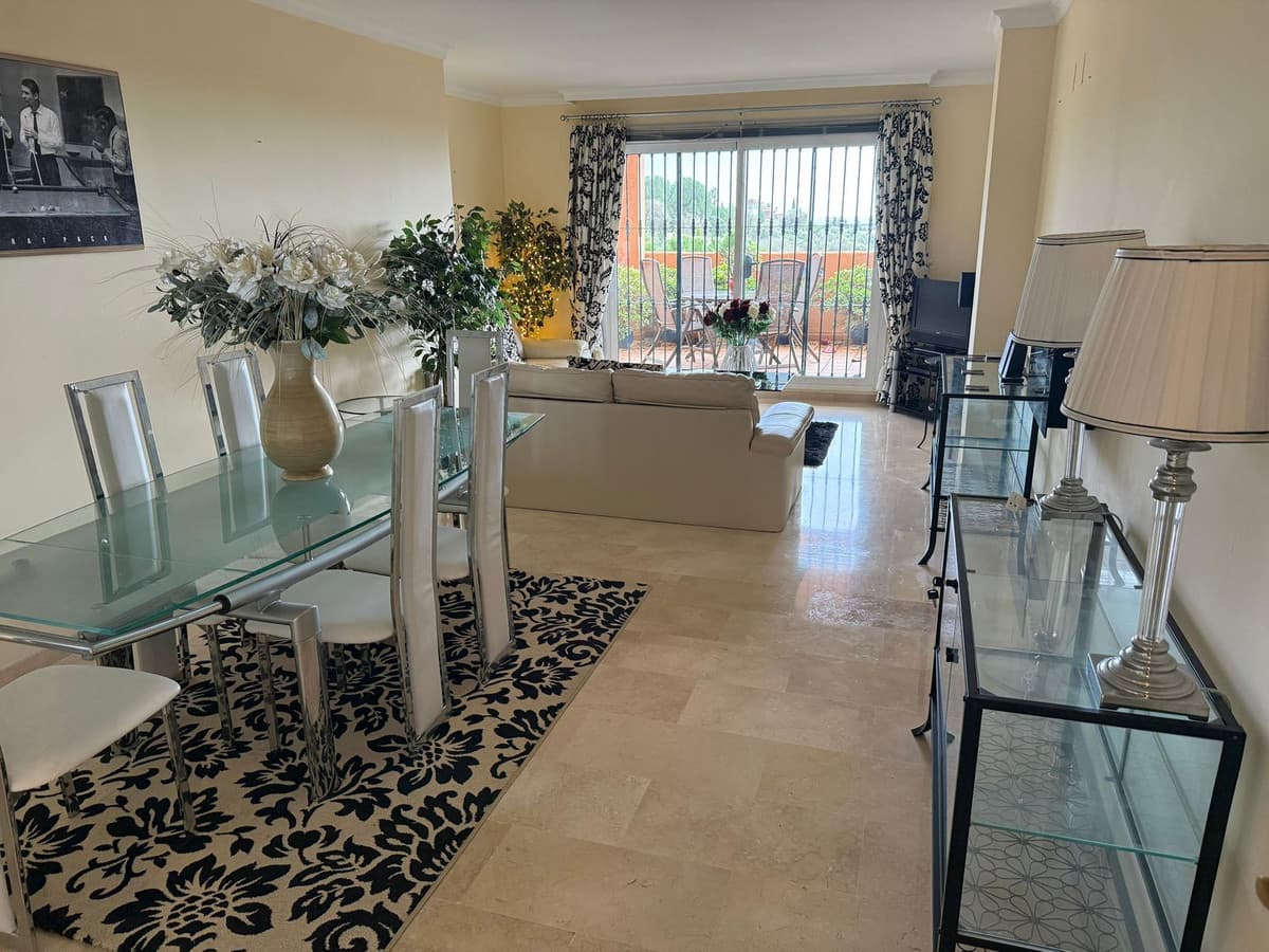 Middle Floor Apartment in Elviria — photo 4 of 10