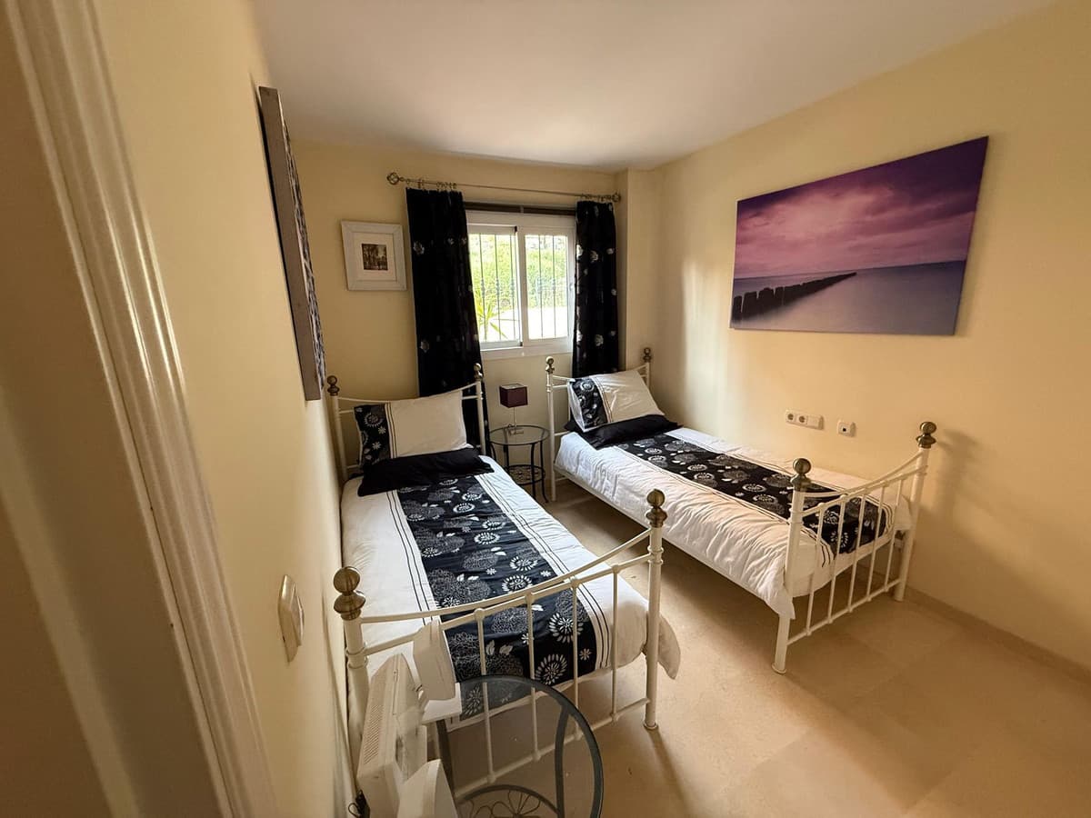 Middle Floor Apartment in Elviria — photo 6 of 10