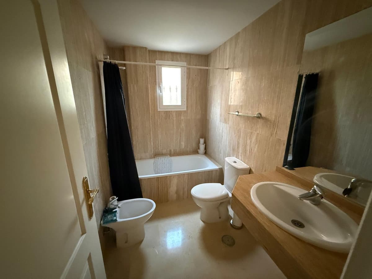 Middle Floor Apartment in Elviria — photo 7 of 10