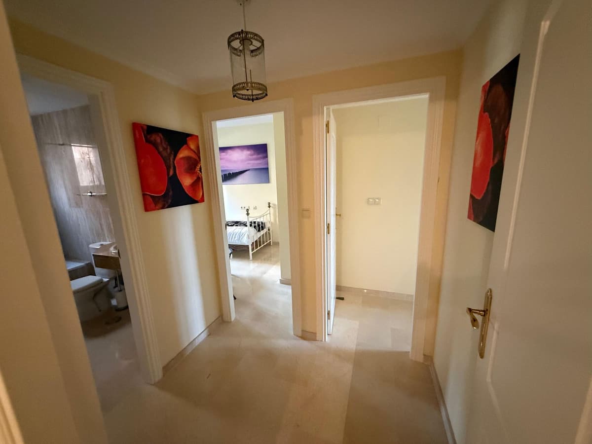 Middle Floor Apartment in Elviria — photo 9 of 10
