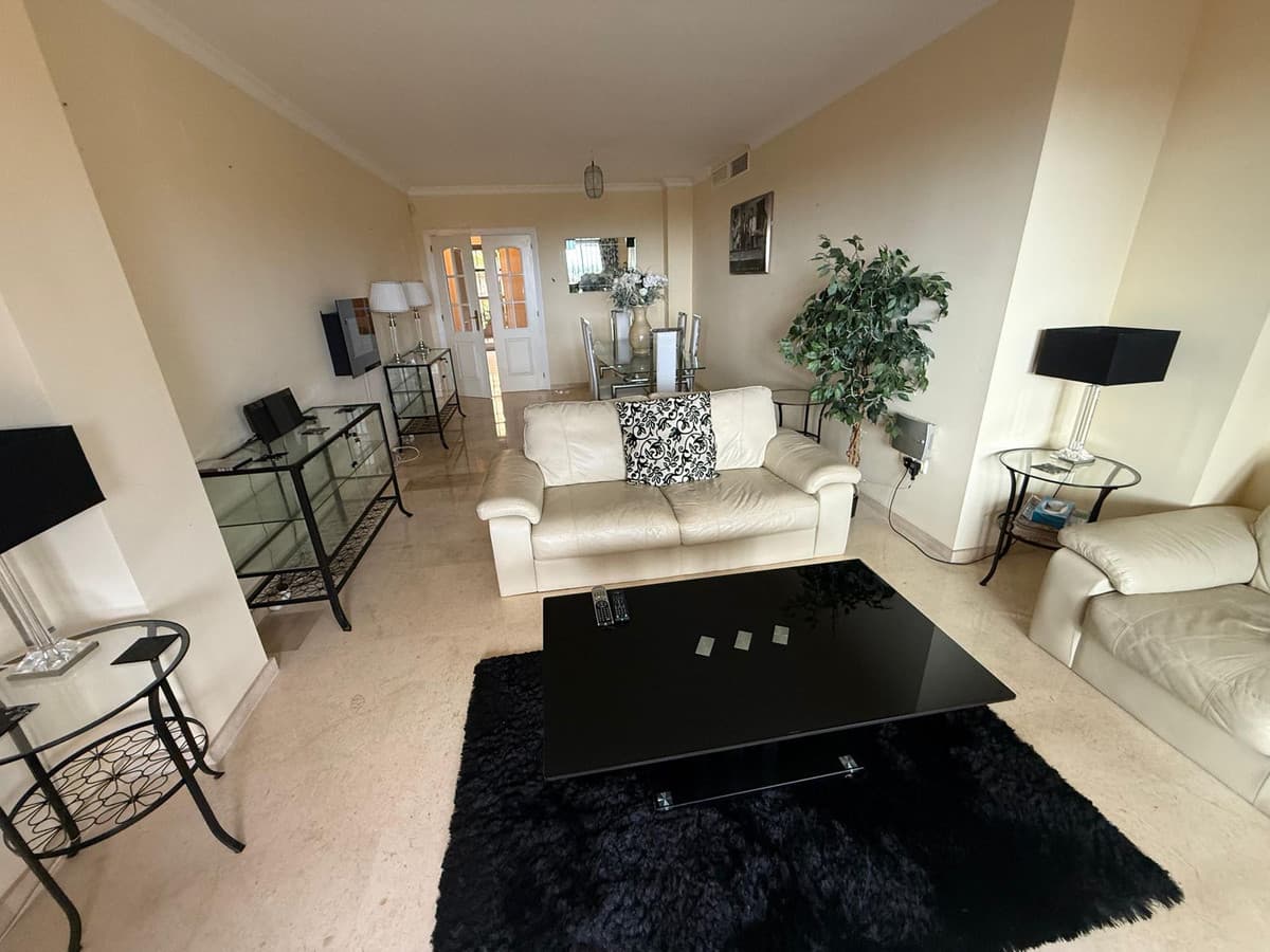 Middle Floor Apartment in Elviria — photo 10 of 10
