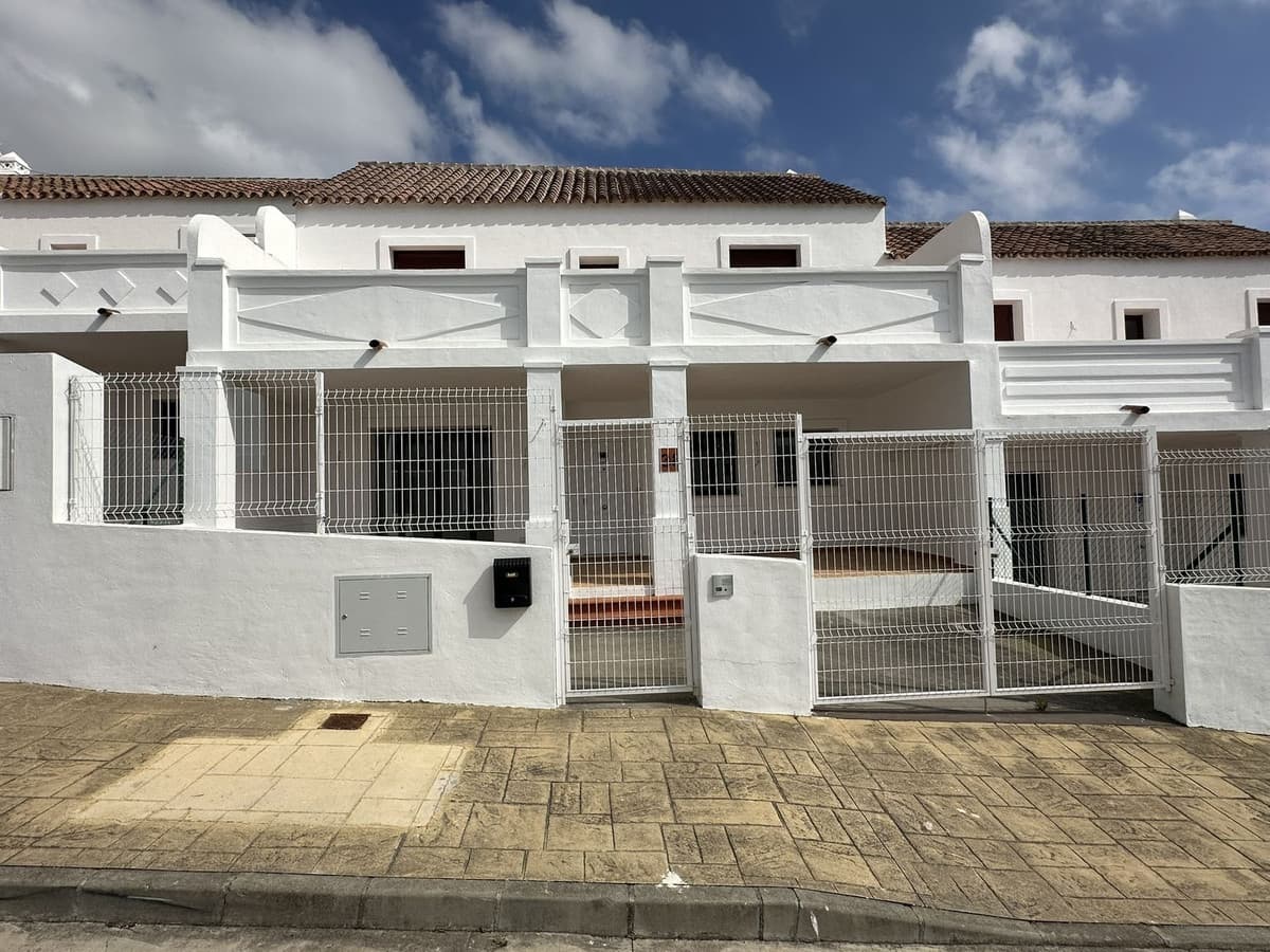 Townhouse in Doña Julia — photo 1 of 10