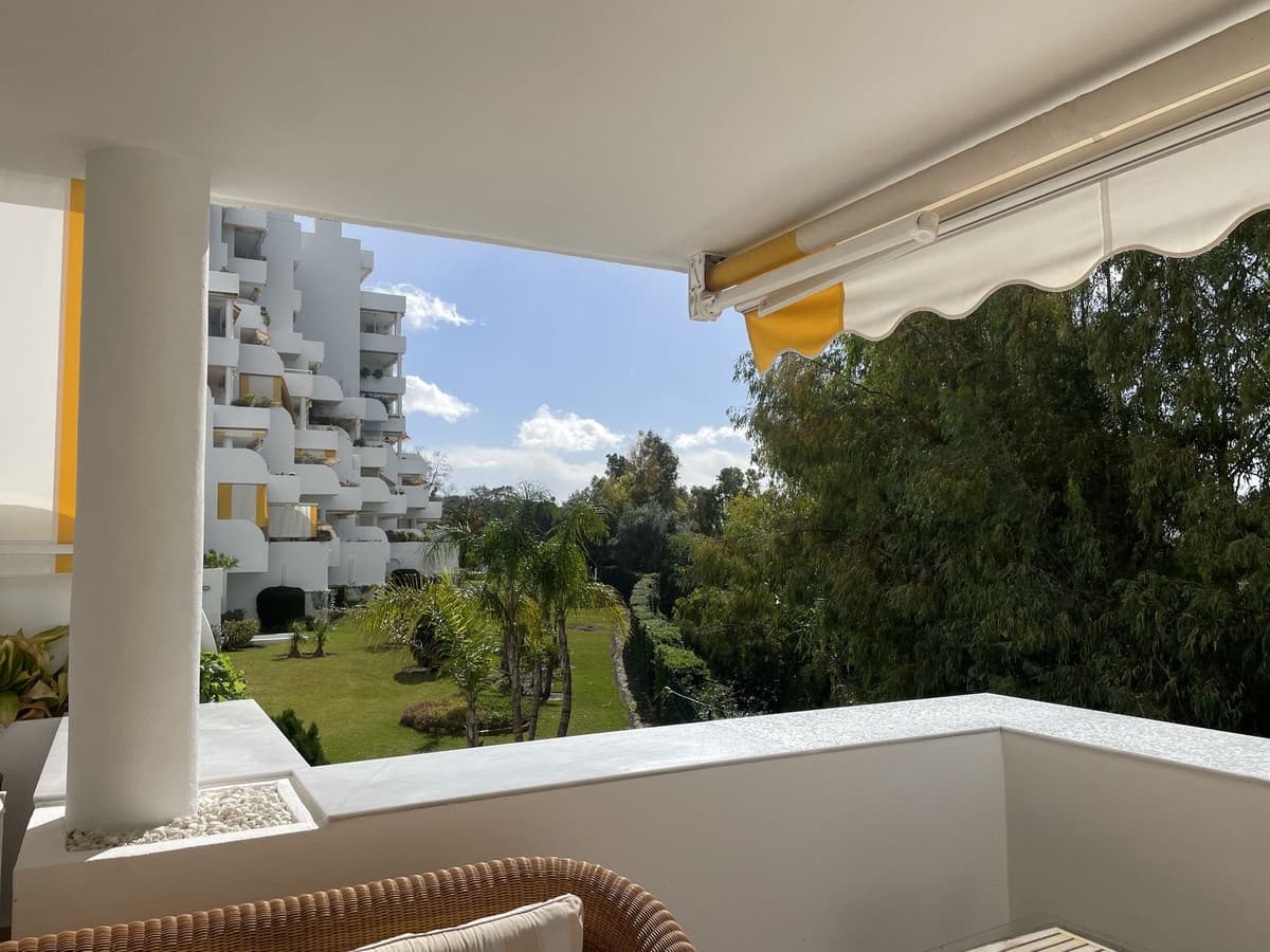 Middle Floor Apartment in Guadalmina Alta — photo 1 of 9