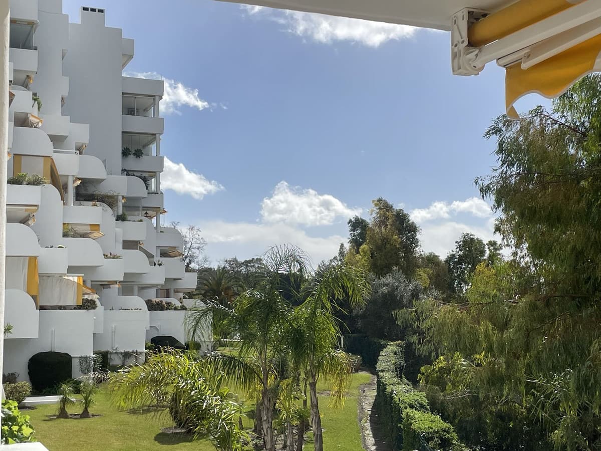 Middle Floor Apartment in Guadalmina Alta — photo 2 of 9