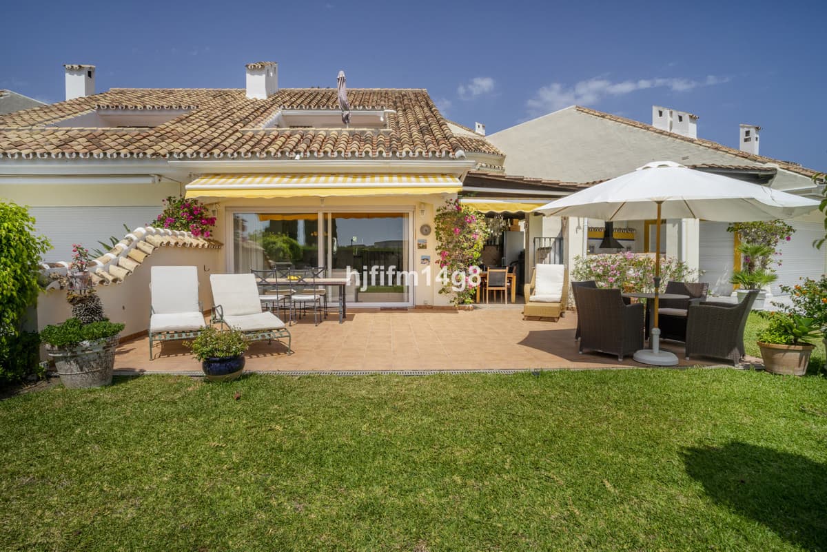 Townhouse in Nueva Andalucía — photo 1 of 10