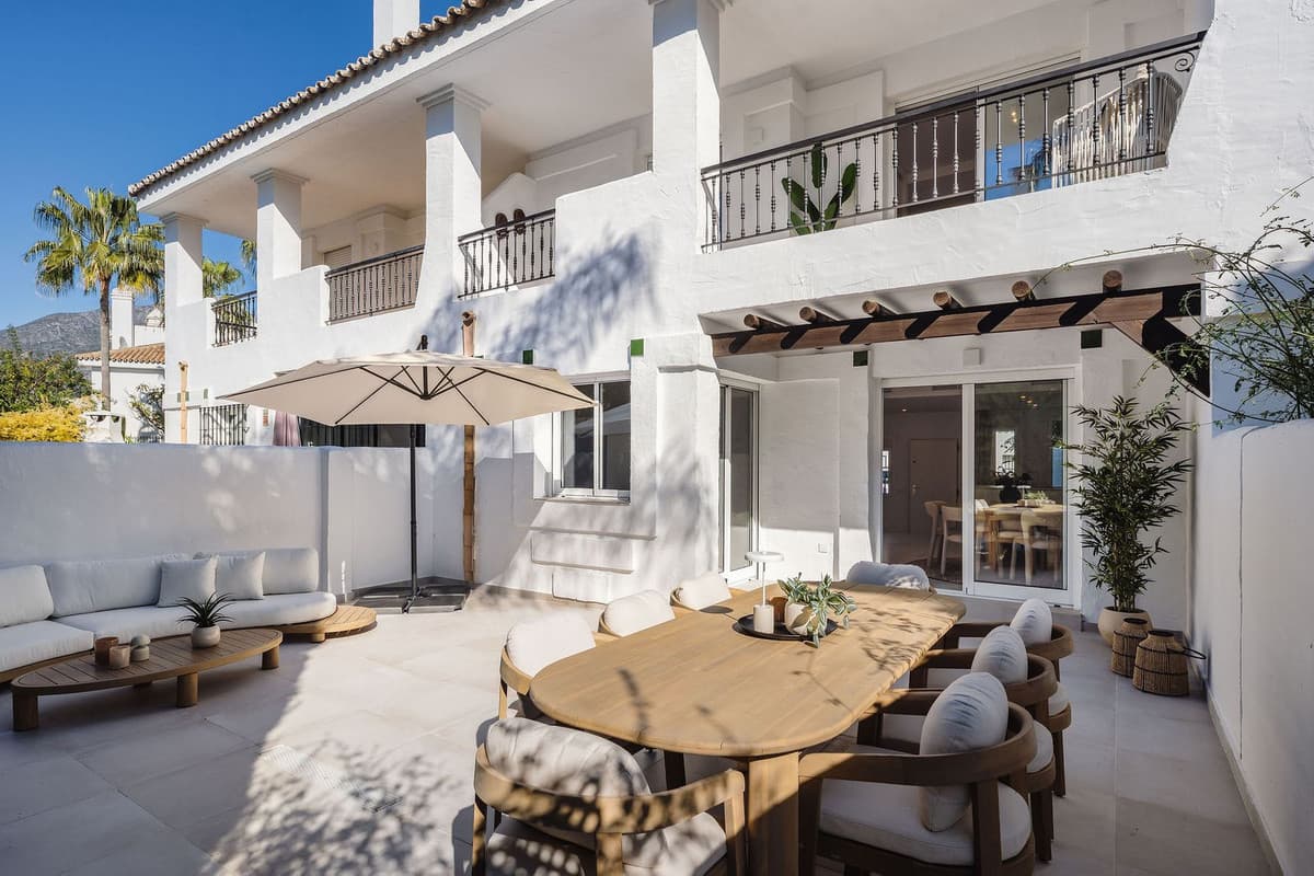 Townhouse in Nueva Andalucía — photo 1 of 10
