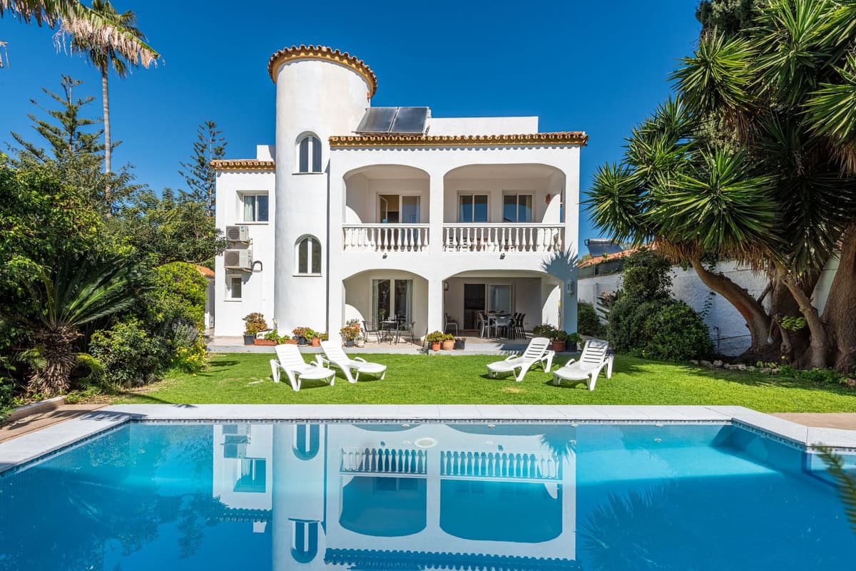 Detached Villa in San Pedro de Alcántara — photo 1 of 10