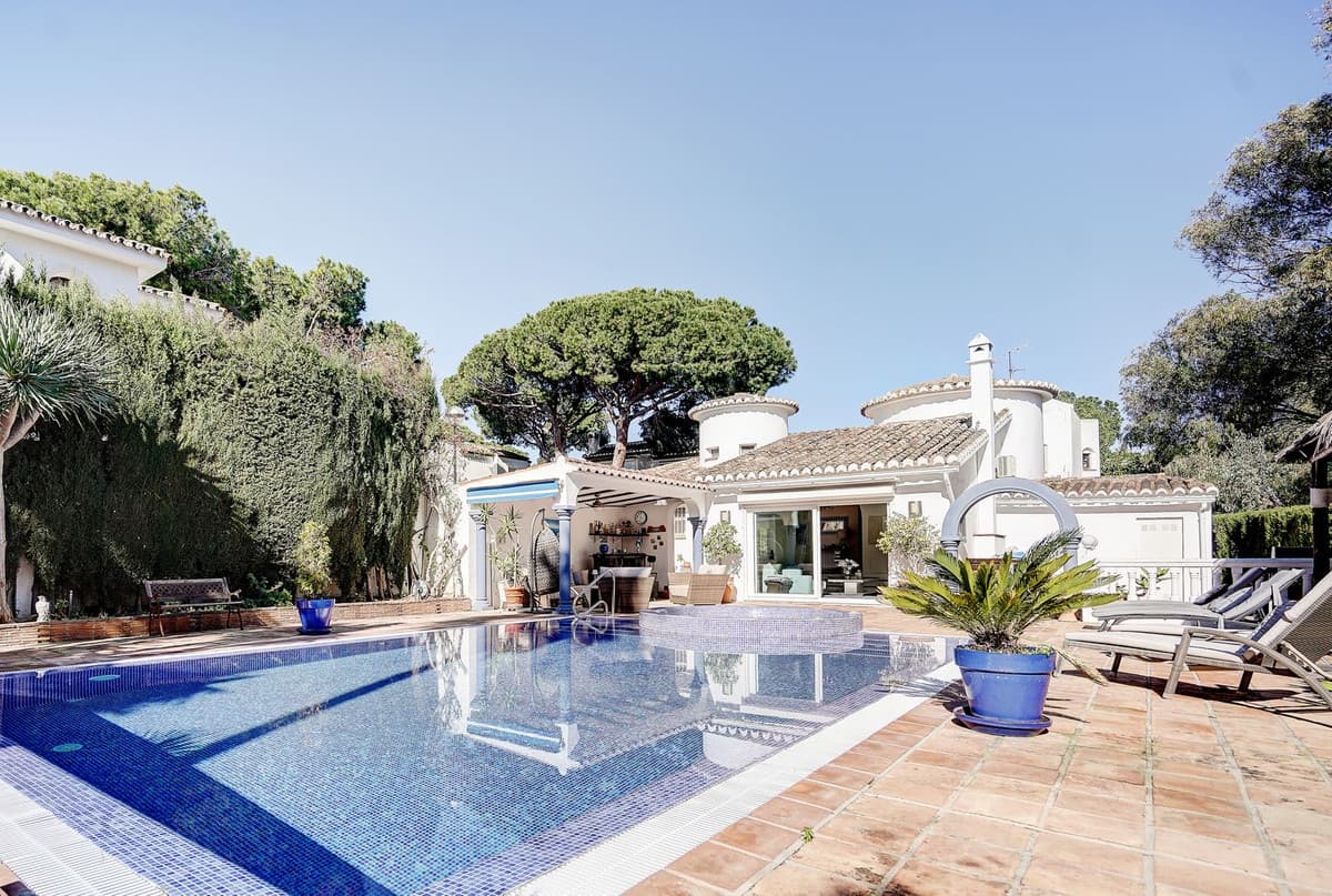 Detached Villa in Calahonda — photo 1 of 10