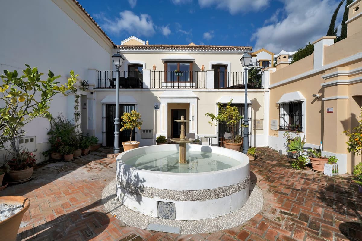 Townhouse in Benahavís — photo 1 of 10