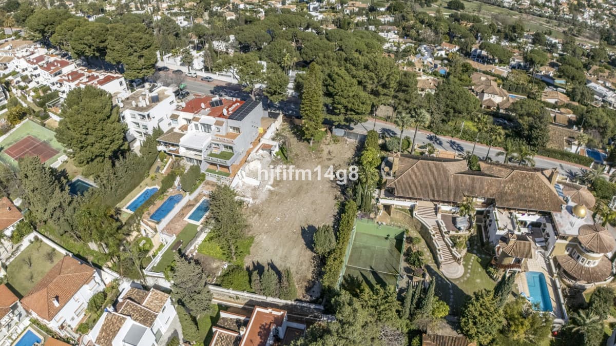 Land in Nueva Andalucía — photo 1 of 10