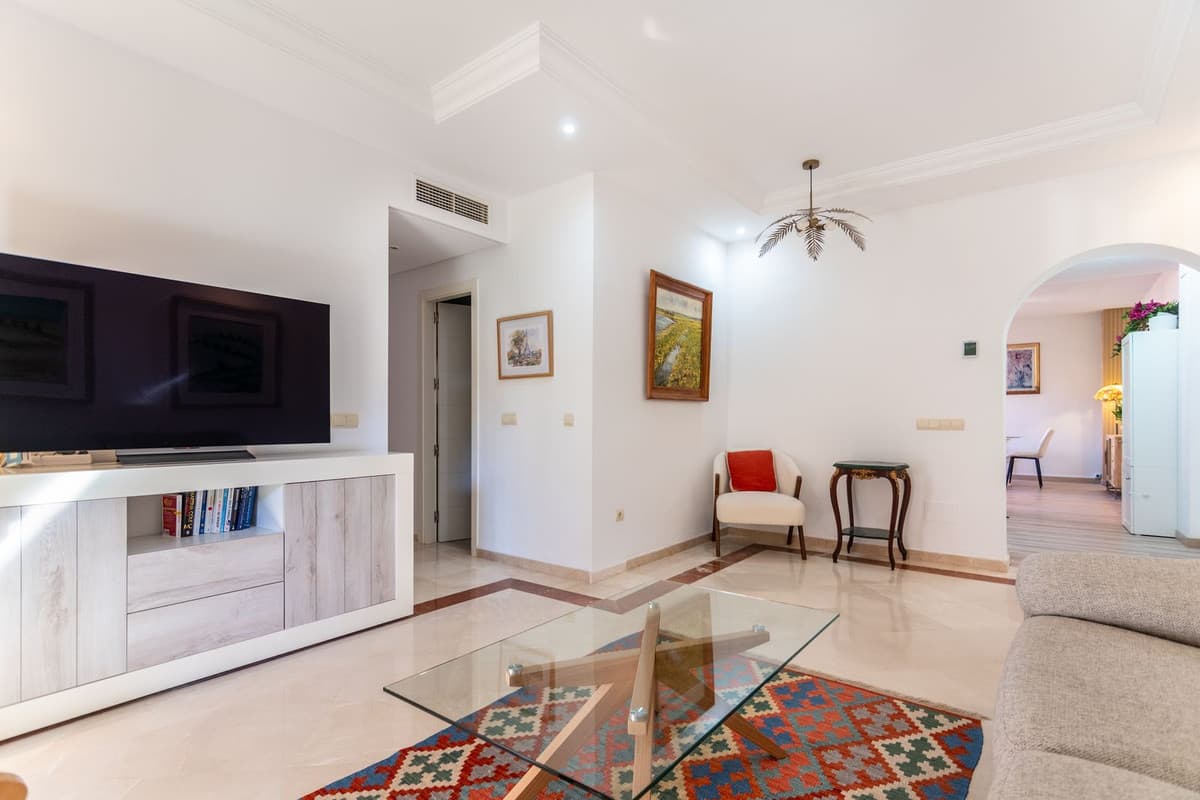 Middle Floor Apartment in Elviria — photo 3 of 10