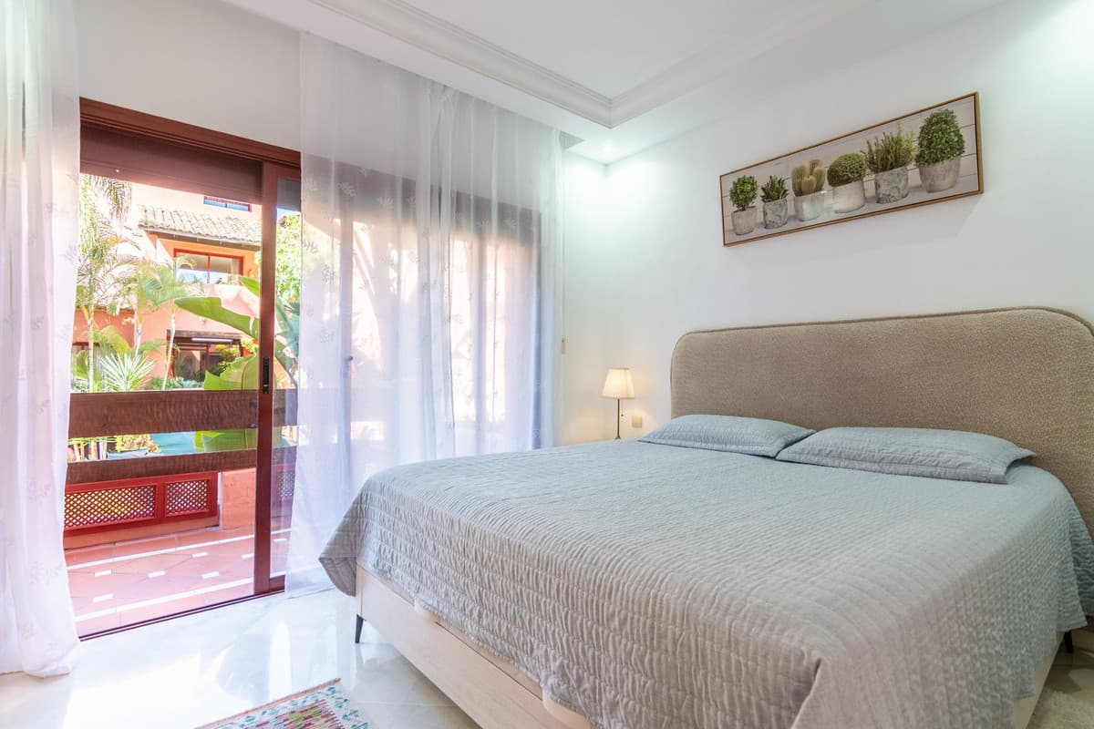 Middle Floor Apartment in Elviria — photo 9 of 10