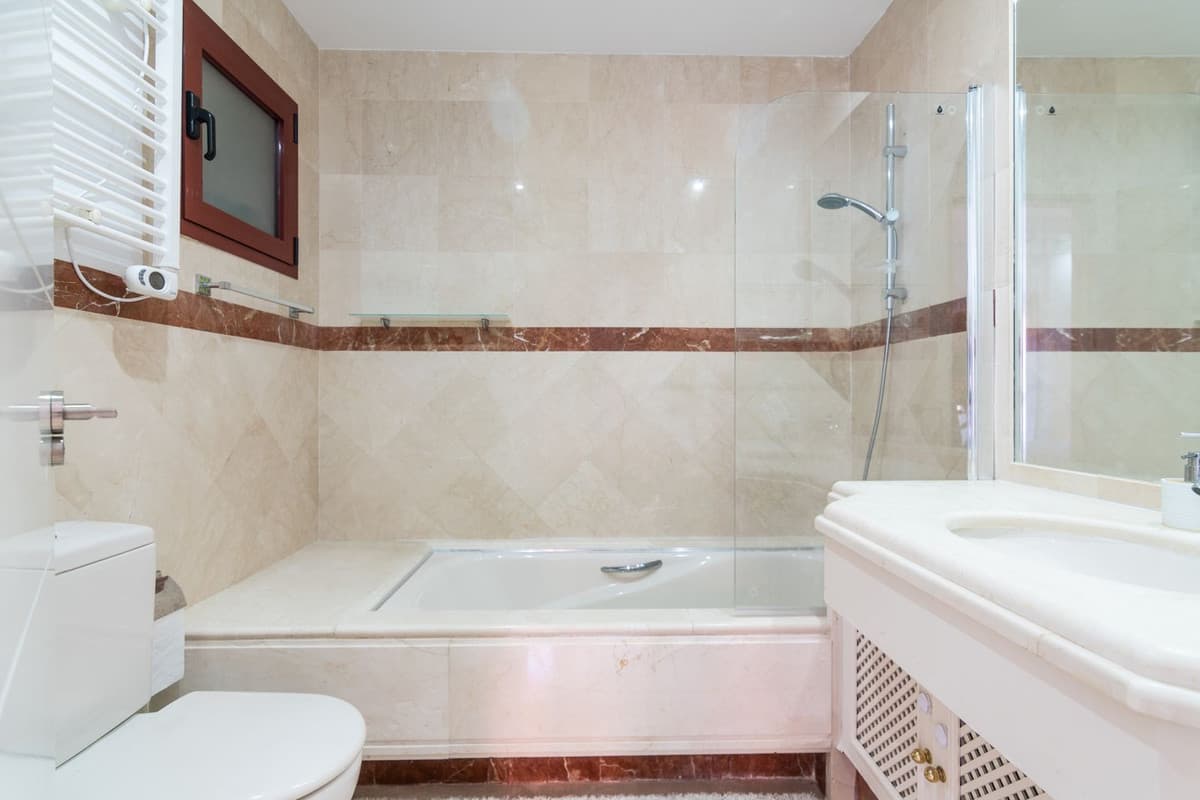 Middle Floor Apartment in Elviria — photo 10 of 10