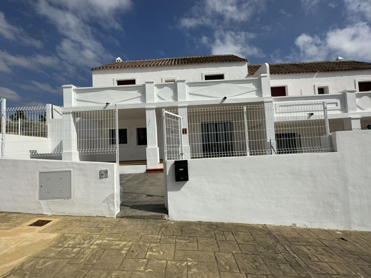 Townhouse in Doña Julia — photo 1 of 10