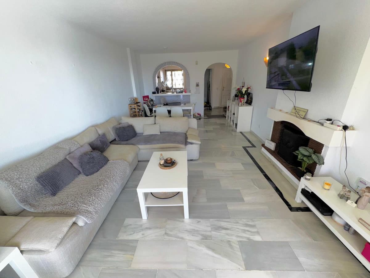 Middle Floor Apartment in Calahonda — photo 2 of 10