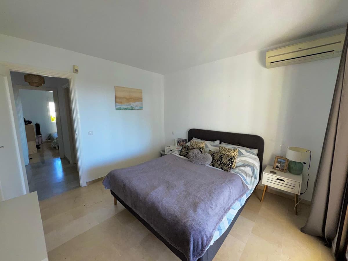 Middle Floor Apartment in Calahonda — photo 4 of 10
