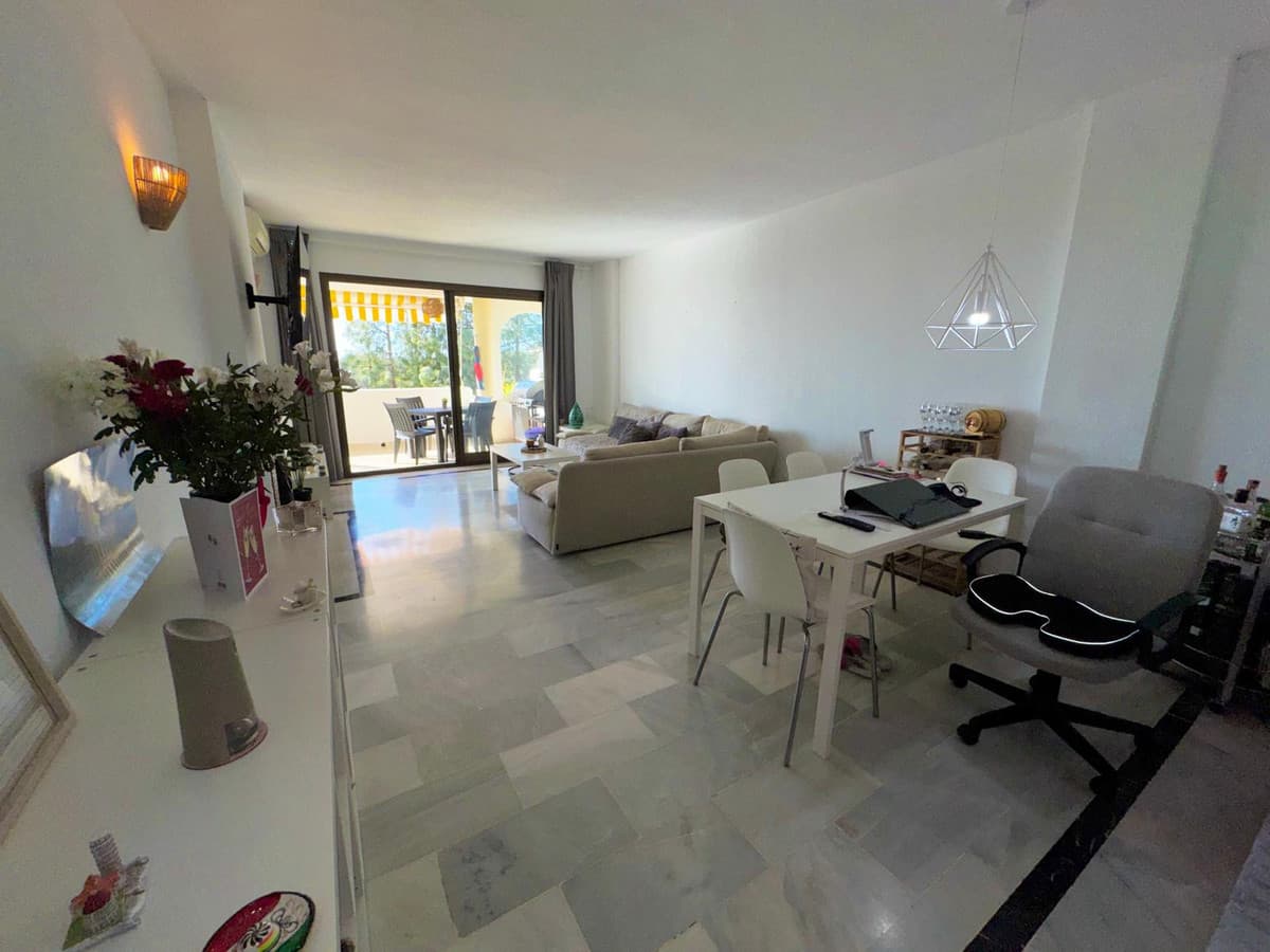 Middle Floor Apartment in Calahonda — photo 8 of 10