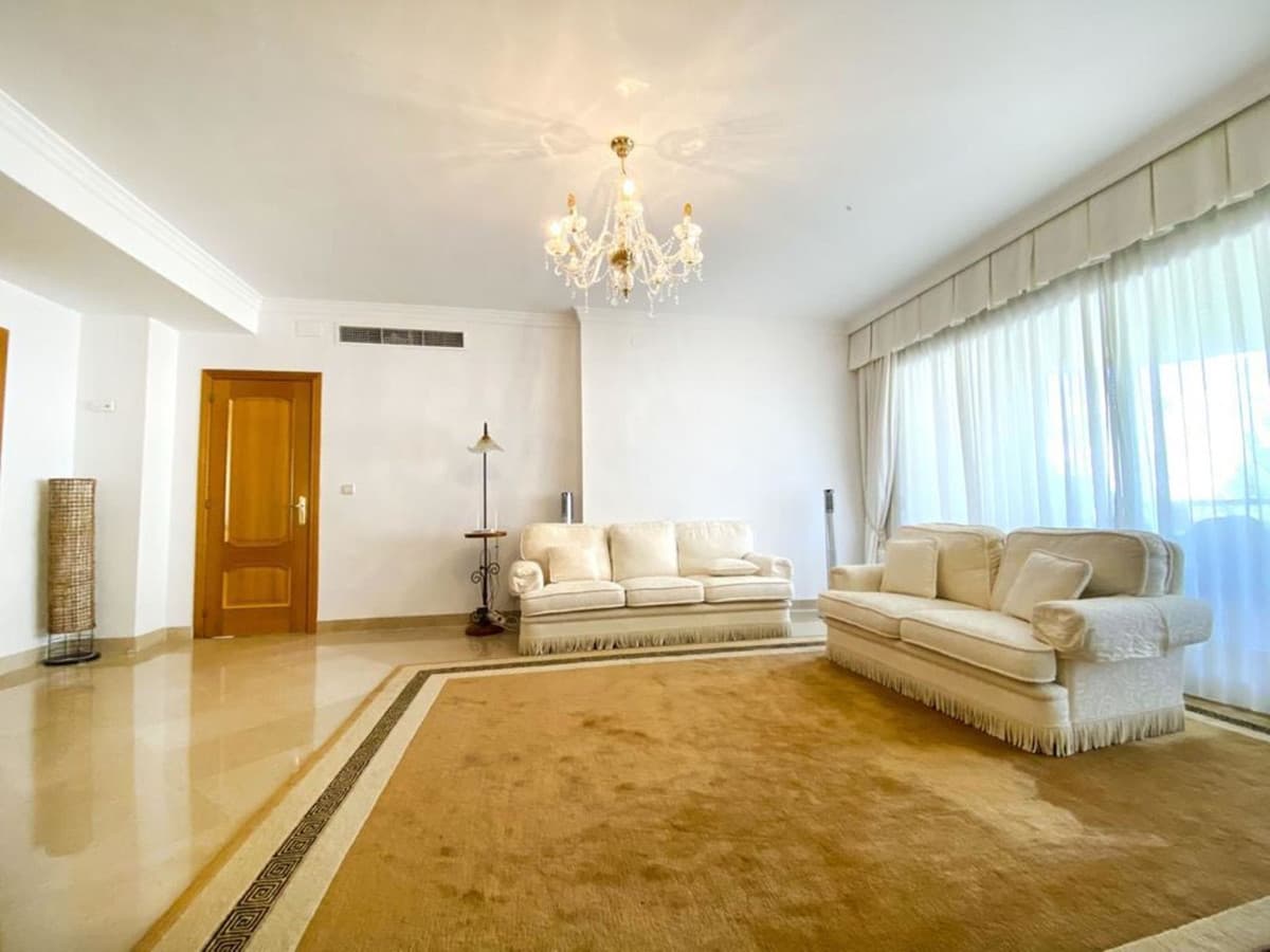 Middle Floor Apartment in Marbella — photo 3 of 10