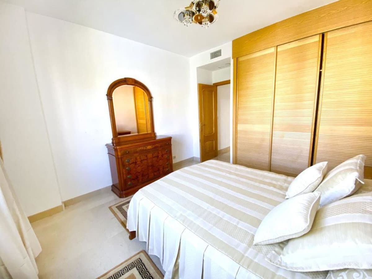 Middle Floor Apartment in Marbella — photo 7 of 10