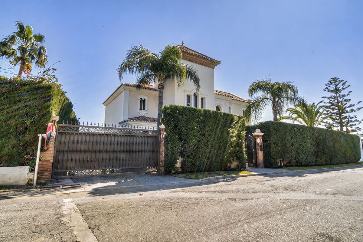 Detached Villa in Estepona — photo 2 of 10
