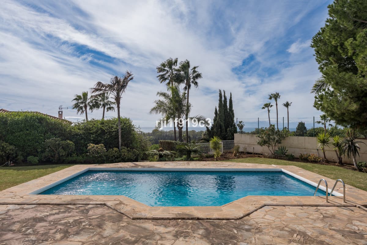 Detached Villa in Elviria — photo 2 of 10