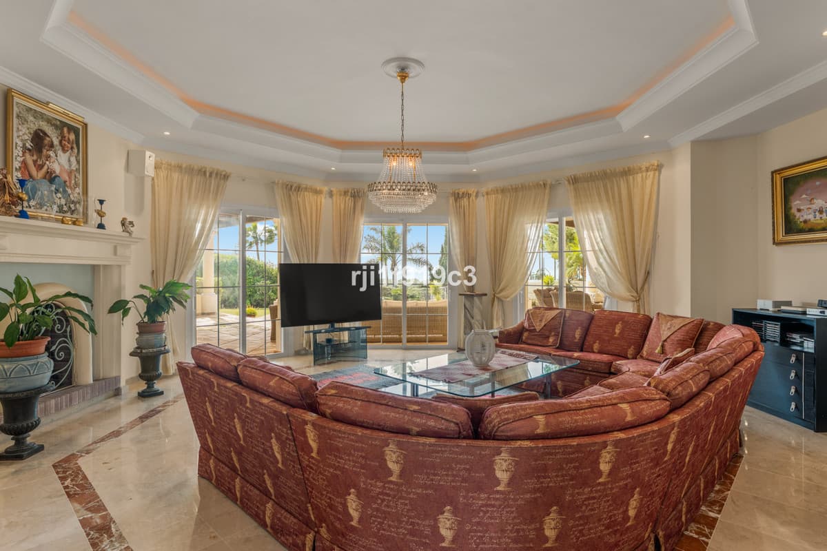 Detached Villa in Elviria — photo 3 of 10