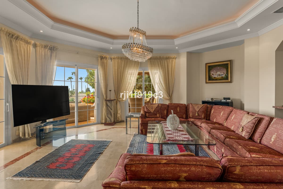 Detached Villa in Elviria — photo 4 of 10