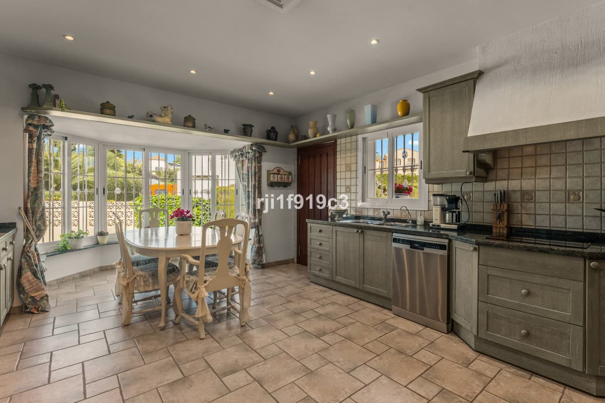 Detached Villa in Elviria — photo 5 of 10