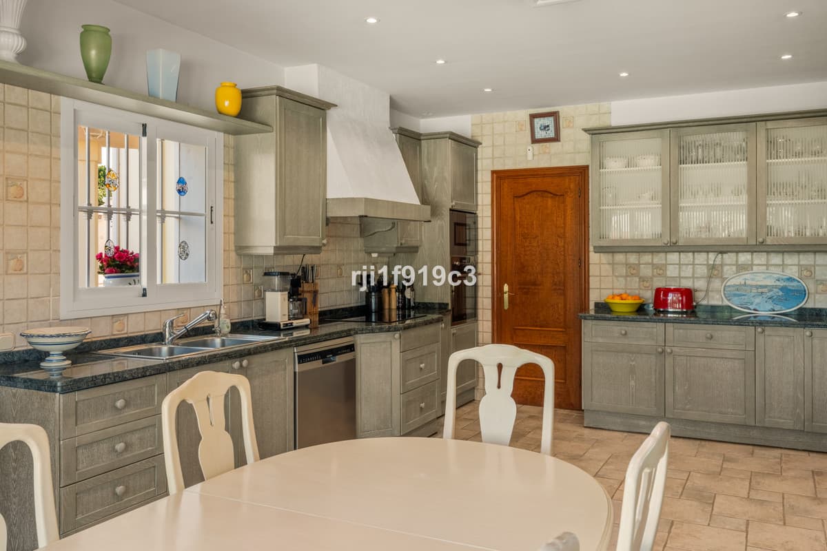Detached Villa in Elviria — photo 6 of 10