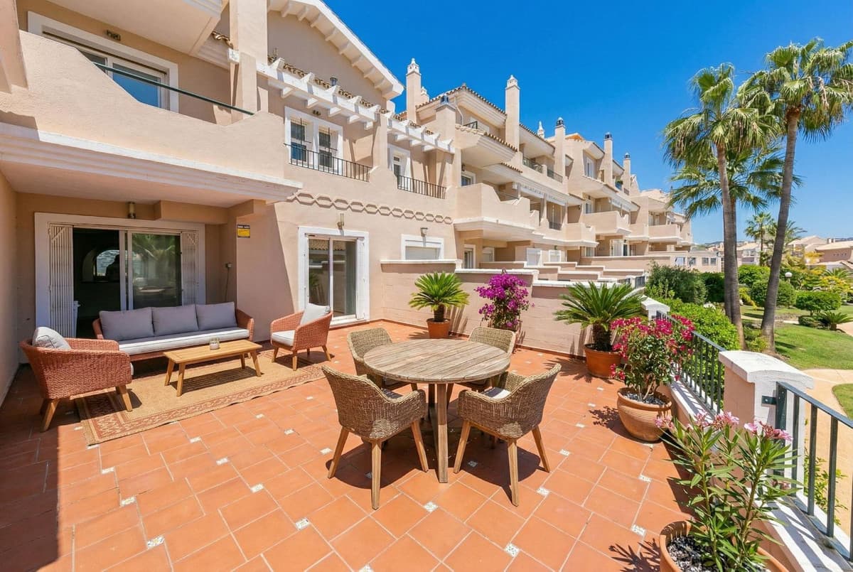 Townhouse in La Duquesa — photo 1 of 10