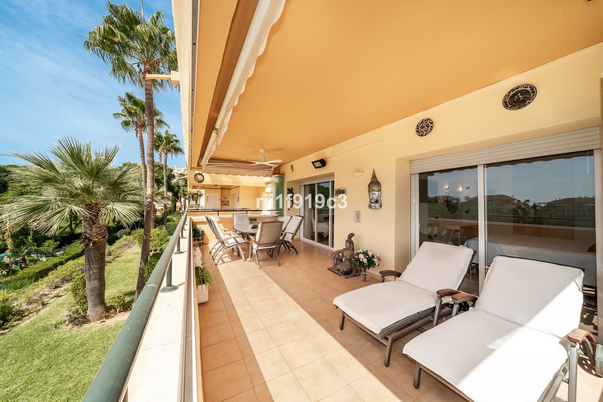 Middle Floor Apartment in Elviria — photo 1 of 10