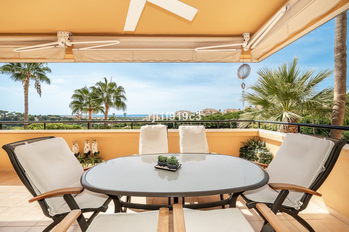 Middle Floor Apartment in Elviria — photo 2 of 10