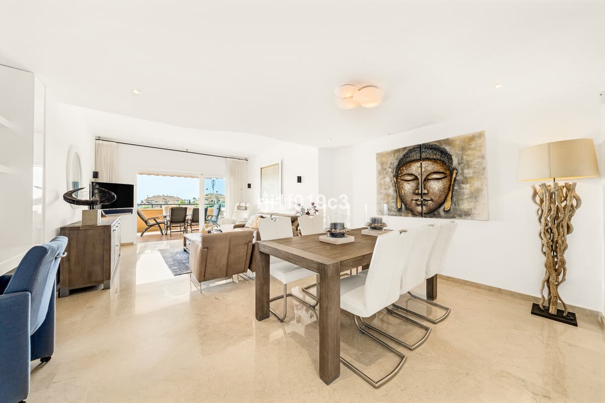 Middle Floor Apartment in Elviria — photo 3 of 10