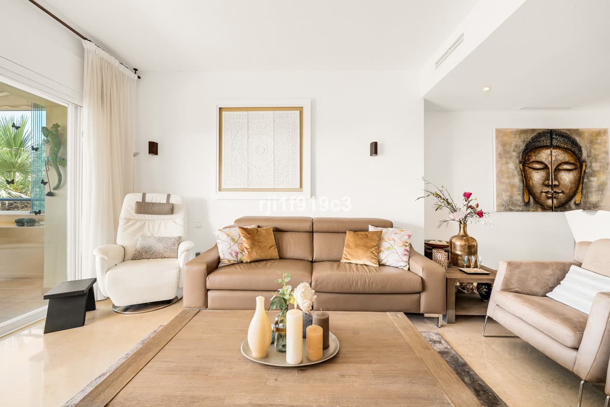 Middle Floor Apartment in Elviria — photo 4 of 10