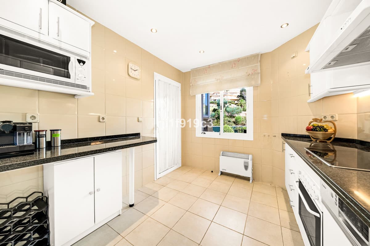 Middle Floor Apartment in Elviria — photo 6 of 10
