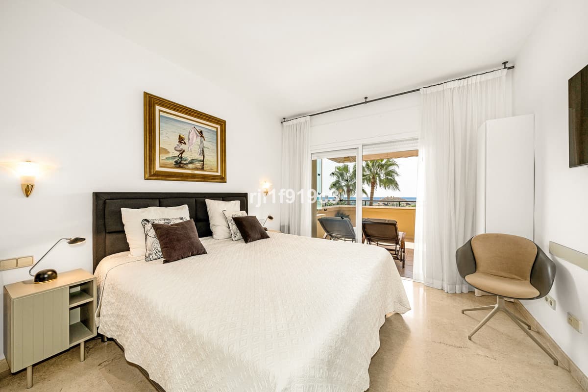 Middle Floor Apartment in Elviria — photo 7 of 10