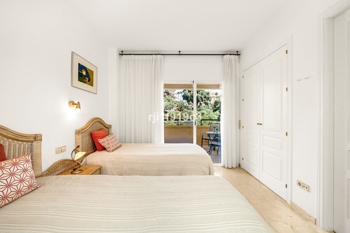 Middle Floor Apartment in Elviria — photo 8 of 10