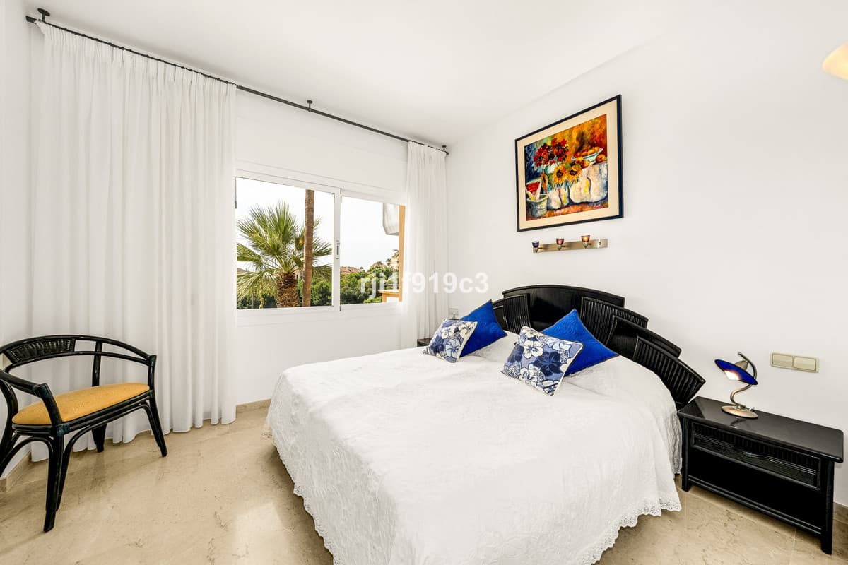 Middle Floor Apartment in Elviria — photo 9 of 10
