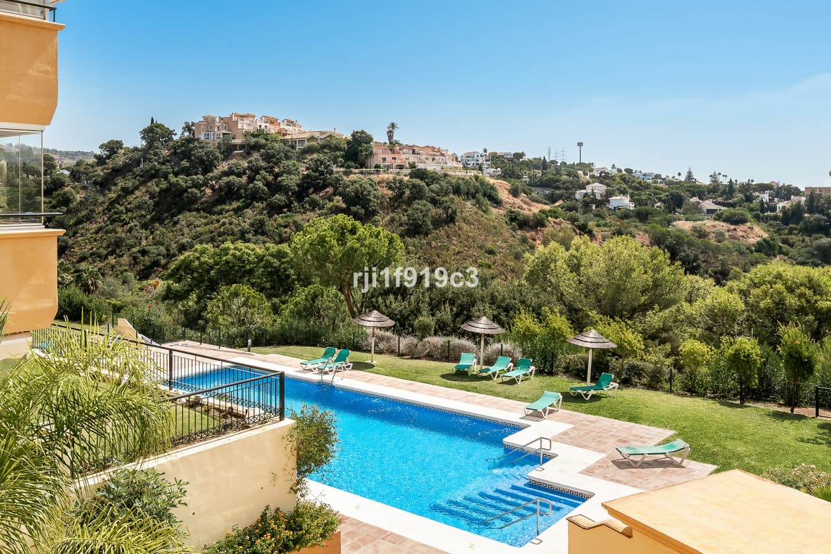 Middle Floor Apartment in Elviria — photo 10 of 10