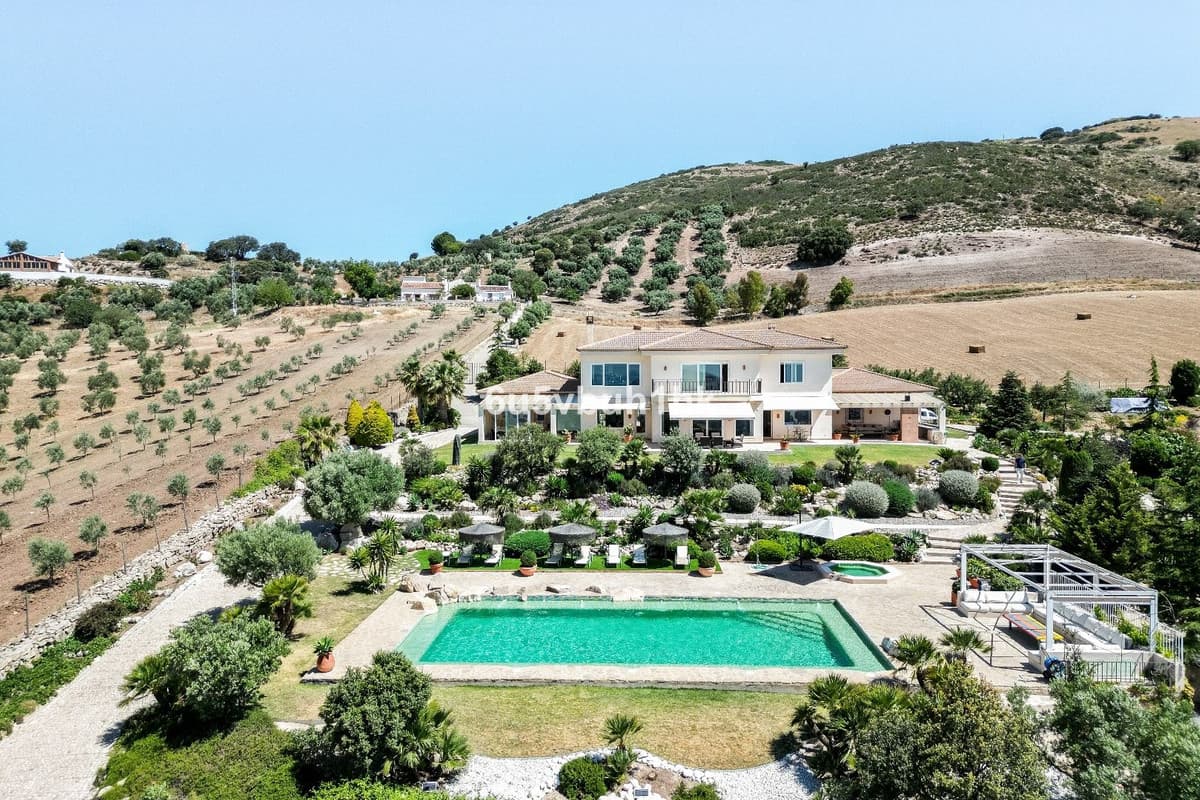 Detached Villa in Antequera — photo 1 of 10