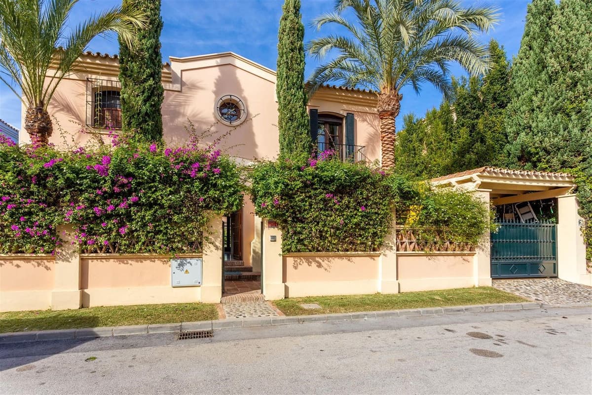 Detached Villa in Guadalmina Alta — photo 1 of 10