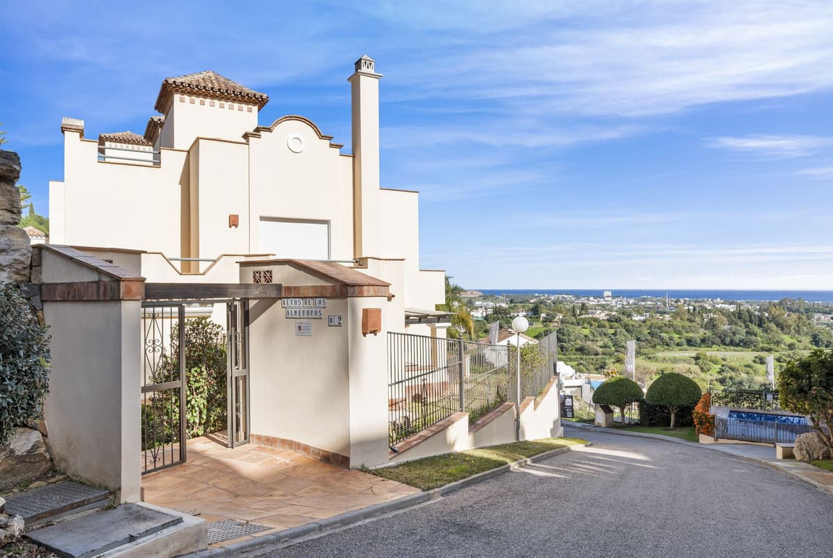 Penthouse Duplex in Los Almendros — photo 1 of 10