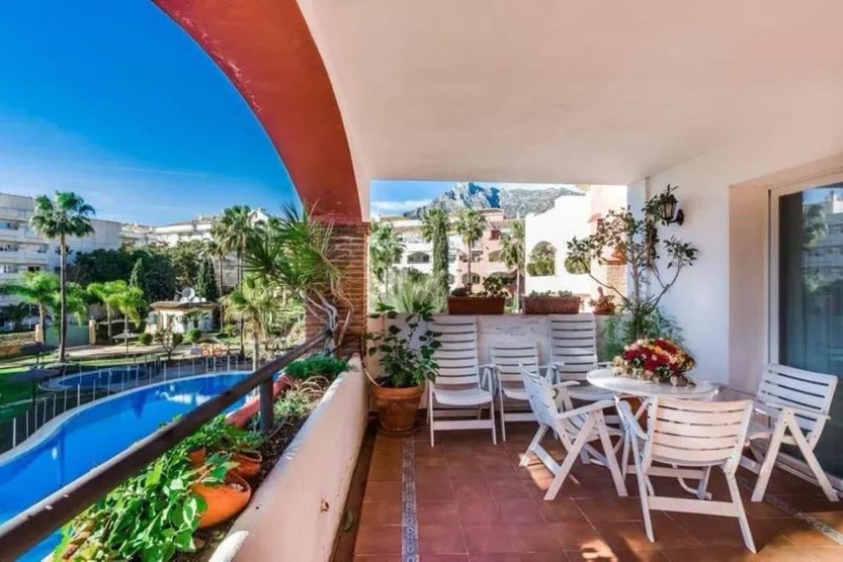 Middle Floor Apartment in Marbella — photo 3 of 10