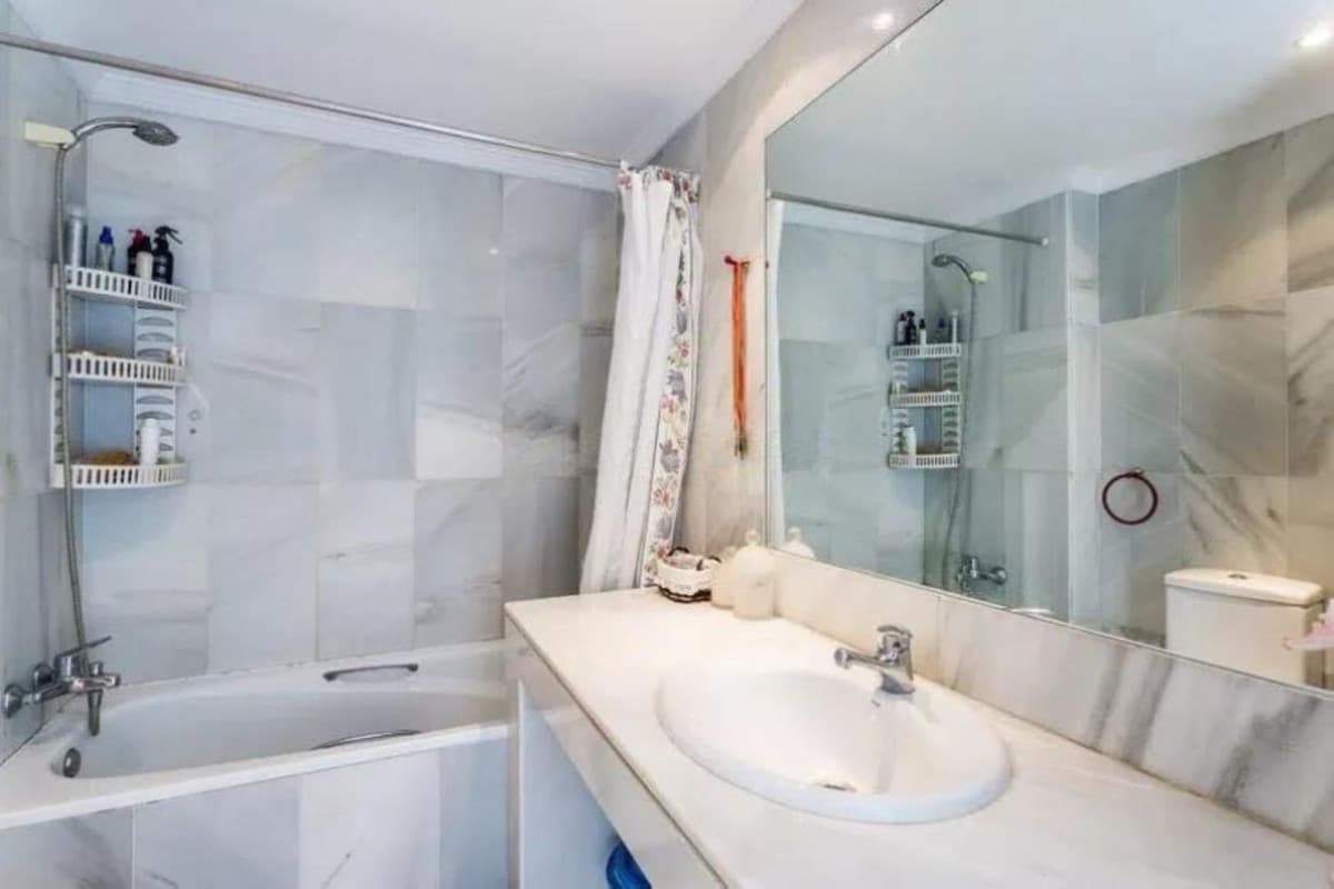Middle Floor Apartment in Marbella — photo 8 of 10
