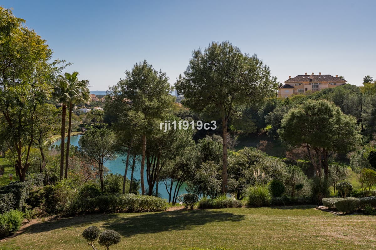 Middle Floor Apartment in Elviria — photo 2 of 10