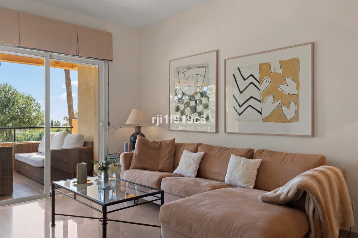 Middle Floor Apartment in Elviria — photo 3 of 10