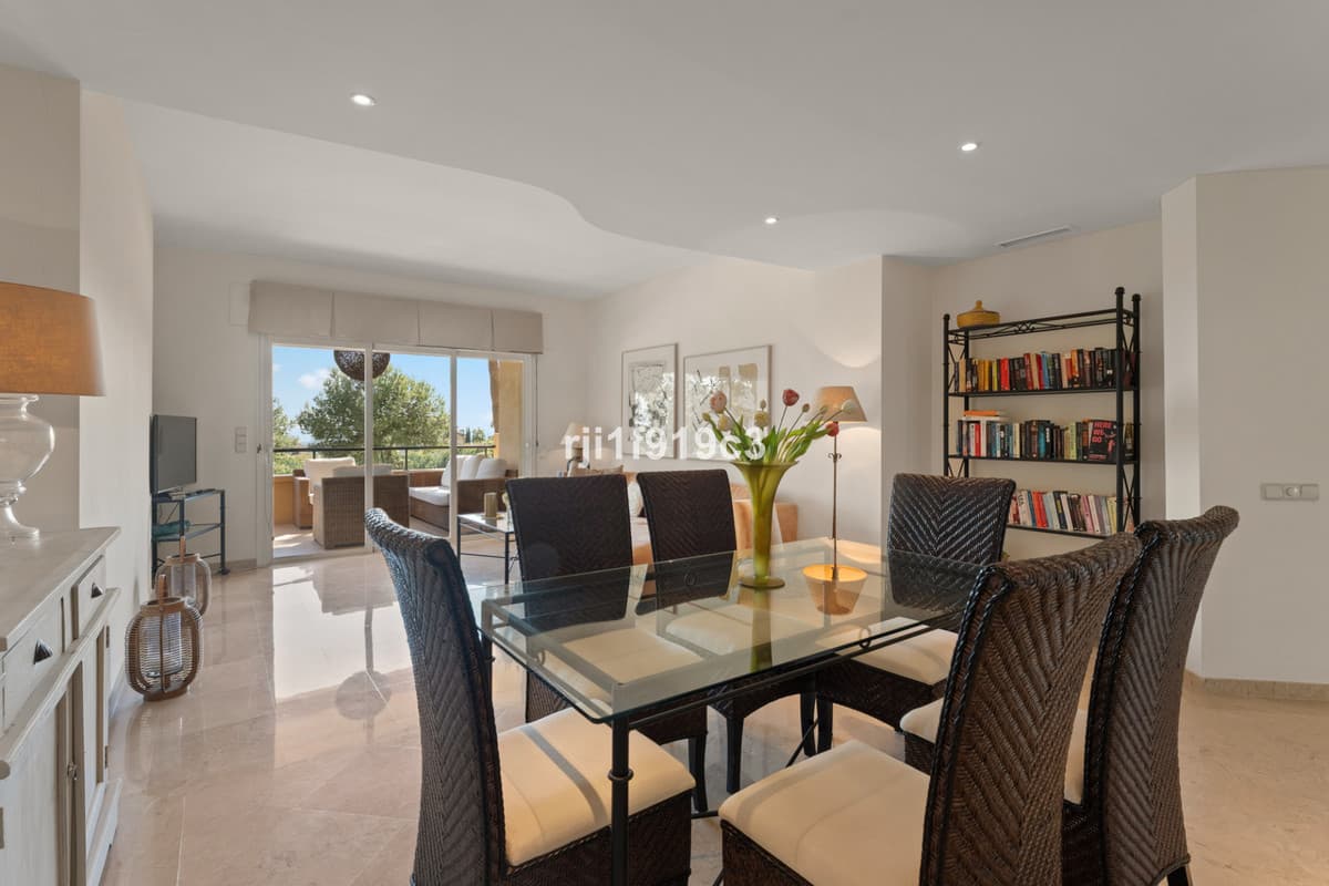 Middle Floor Apartment in Elviria — photo 4 of 10