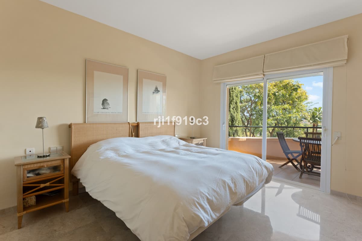 Middle Floor Apartment in Elviria — photo 6 of 10