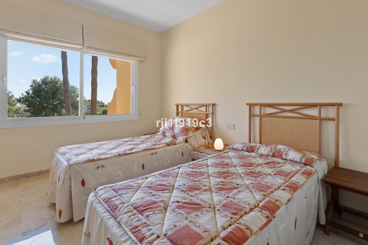 Middle Floor Apartment in Elviria — photo 7 of 10