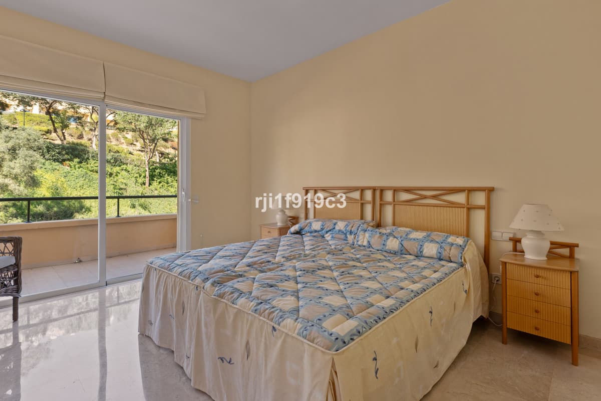 Middle Floor Apartment in Elviria — photo 8 of 10